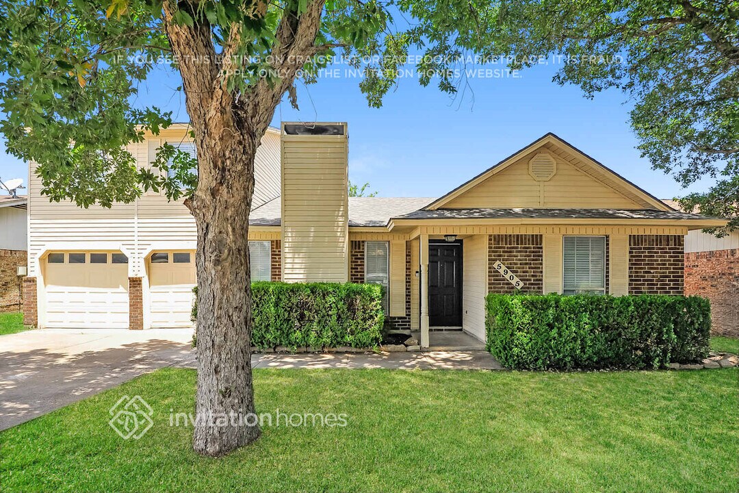 5905 Oak Hill Rd in Watauga, TX - Foto de edificio