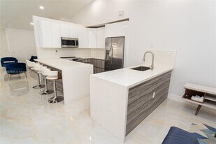 1328 Plumosa Way in Weston, FL - Building Photo