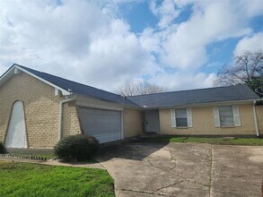 7330 Carvel Cir in Houston, TX - Building Photo - Building Photo