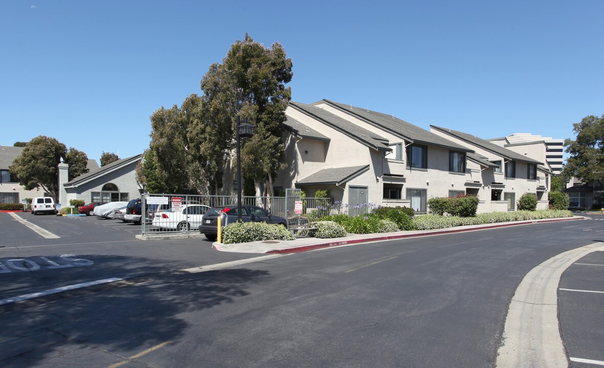 Edgewater Isle in San Mateo, CA - Foto de edificio