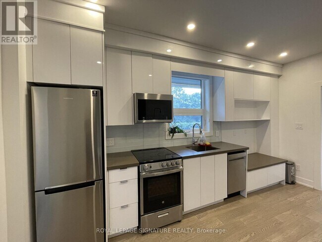 17 Claremont St in Toronto, ON - Building Photo - Building Photo