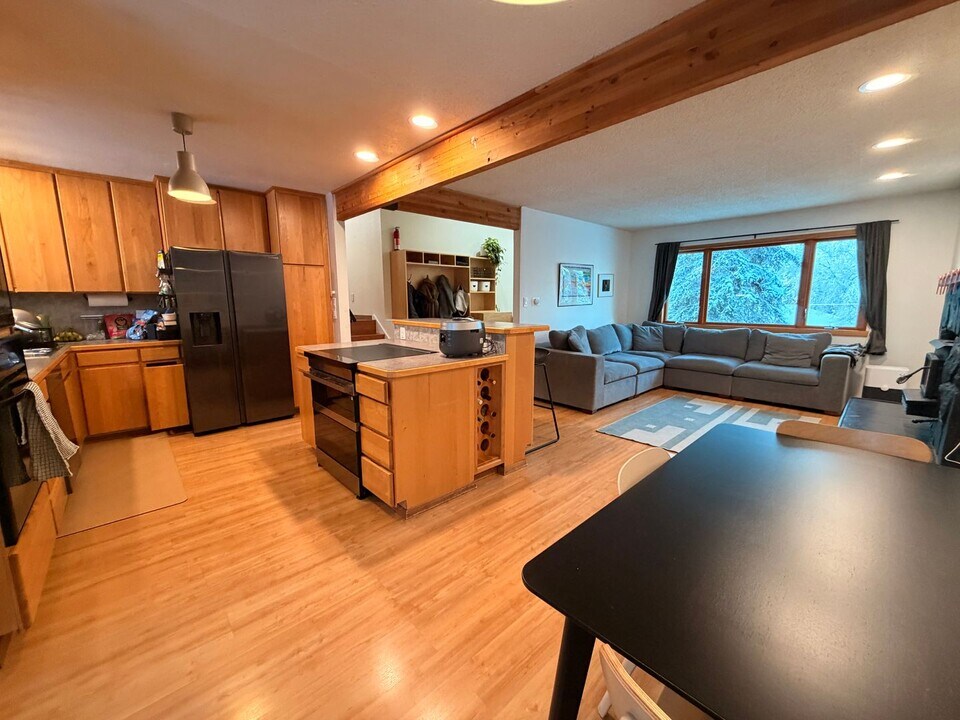 3815 Apollo Dr in Anchorage, AK - Building Photo