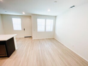 30436 Town Square Dr in Menifee, CA - Foto de edificio - Building Photo