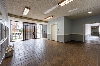 Belmont Plaza Apartment in Glendale, CA - Building Photo - Lobby