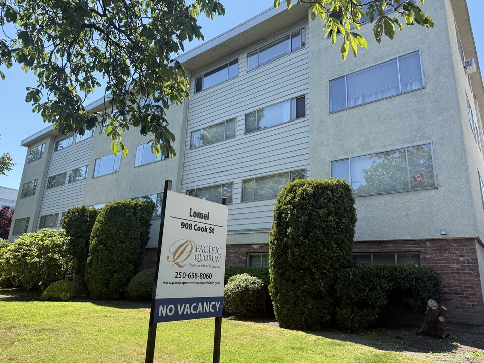 908 Cook St in Victoria, BC - Building Photo