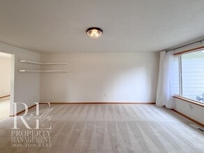 3855 NE Hyak Way in Bremerton, WA - Building Photo - Building Photo