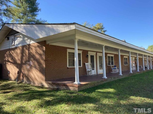 301 Sunset Dr in Fuquay Varina, NC - Foto de edificio - Building Photo