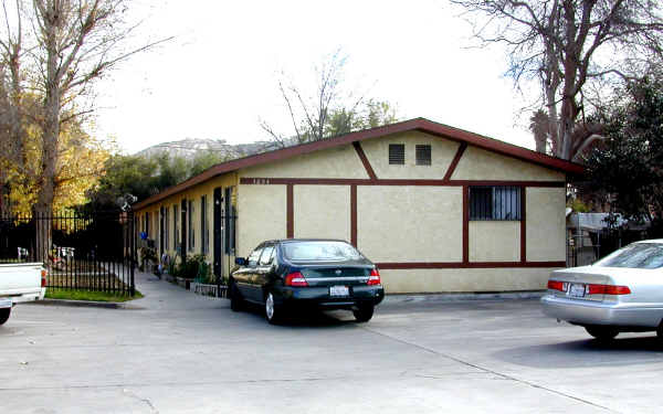 3894 Mennes Ave in Jurupa Valley, CA - Foto de edificio