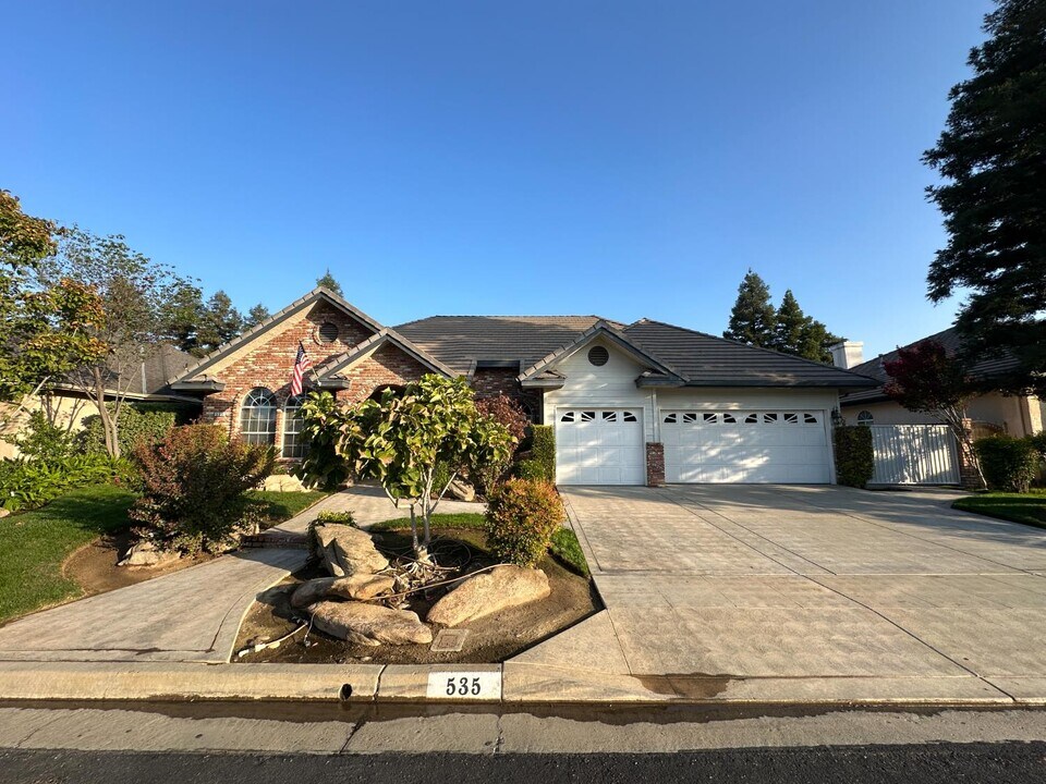 535 W Decatur Ave in Clovis, CA - Building Photo