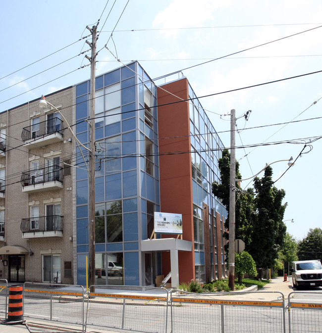 323 Kingston Rd in Toronto, ON - Building Photo - Primary Photo