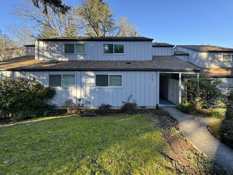 2121 Hawkins Ln in Eugene, OR - Building Photo