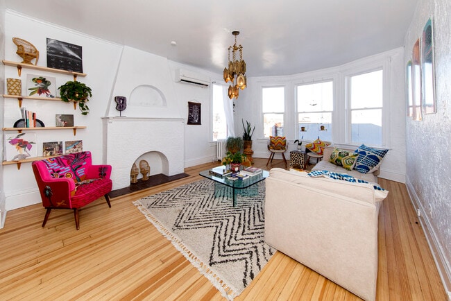 2220 E Colfax Ave, Unit Apartment in Denver, CO - Foto de edificio - Building Photo