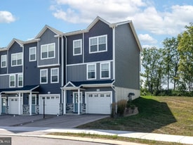 116 Highpoint Park Dr in Pleasant Gap, PA - Building Photo