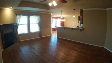 7041 Cherokee Crossing West in Warr Acres, OK - Building Photo - Building Photo