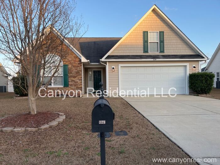 229 Huntington Dr in Raeford, NC - Building Photo