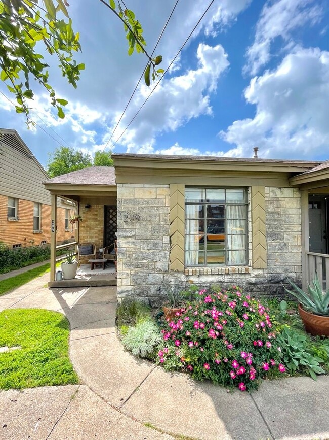 209-211 N Tennant St in Dallas, TX - Building Photo - Building Photo
