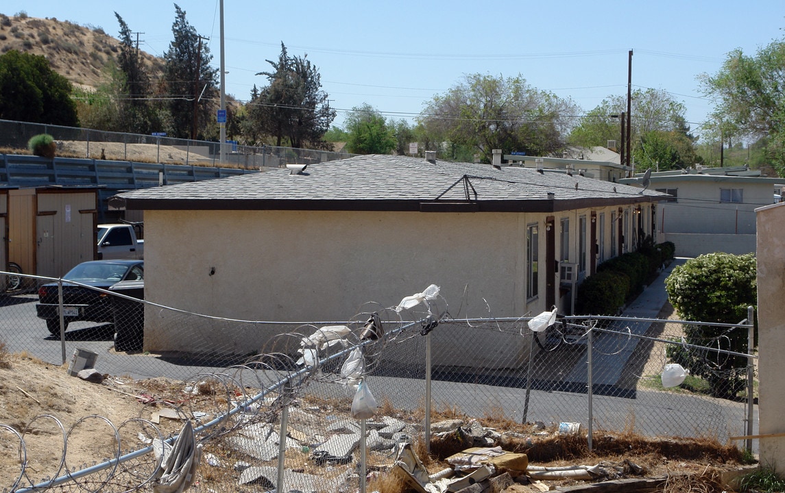 15572 Hesperia Rd in Victorville, CA - Building Photo