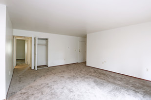 Versailles Castle Apartments in North Versailles, PA - Building Photo - Interior Photo