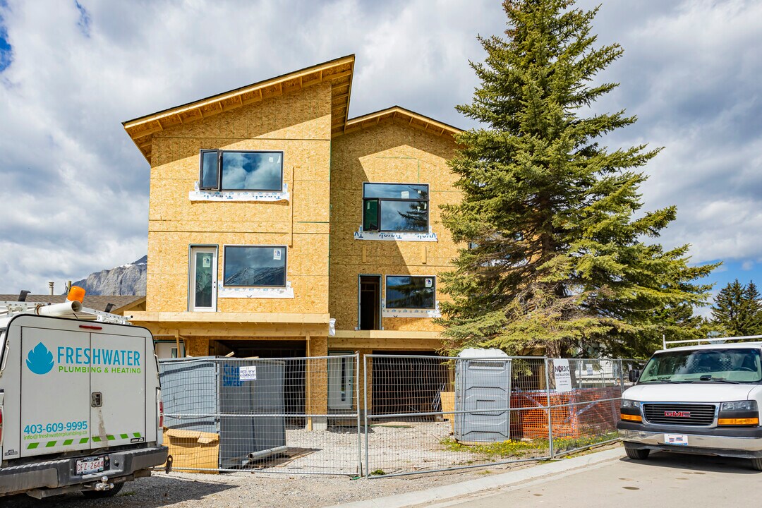 1409 Mountain Av in Canmore, AB - Building Photo