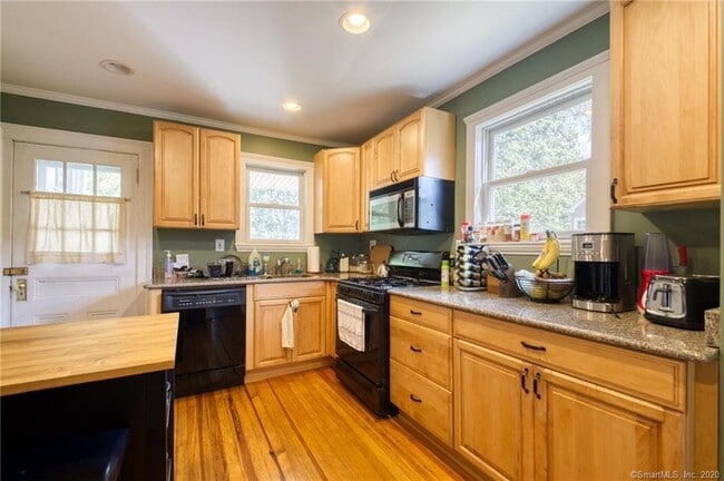 102 Whiting Ln, Unit 1st Floor in West Hartford, CT - Building Photo - Building Photo