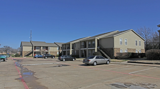 Twenty Oaks Apartments in Arlington, TX - Foto de edificio - Building Photo