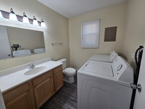 370 Clymer Rd in Hiawatha, IA - Foto de edificio - Building Photo