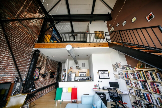 T and E Apartments in Richmond, VA - Foto de edificio - Building Photo