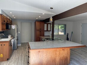 19000 SW Rosedale Ct in Aloha, OR - Building Photo - Building Photo