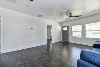 2111 35th St in Sacramento, CA - Building Photo - Building Photo