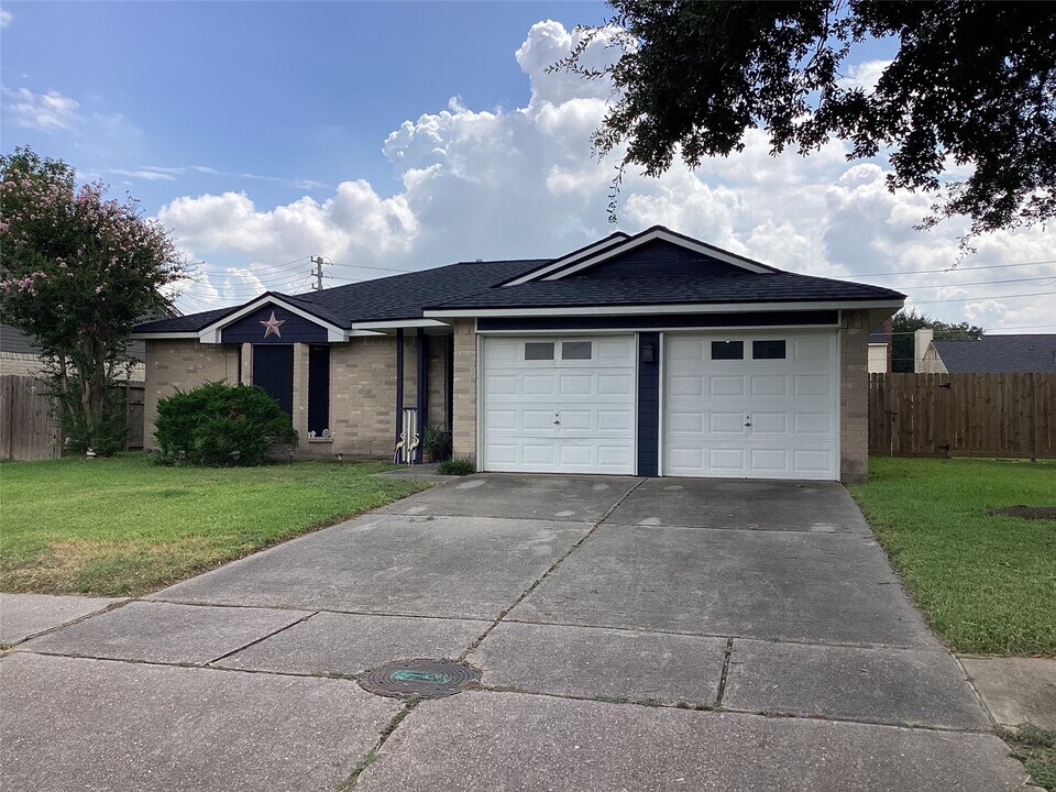 1905 Eastwind Dr in Deer Park, TX - Building Photo