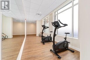 5917 Main St in Whitchurch-Stouffville, ON - Building Photo