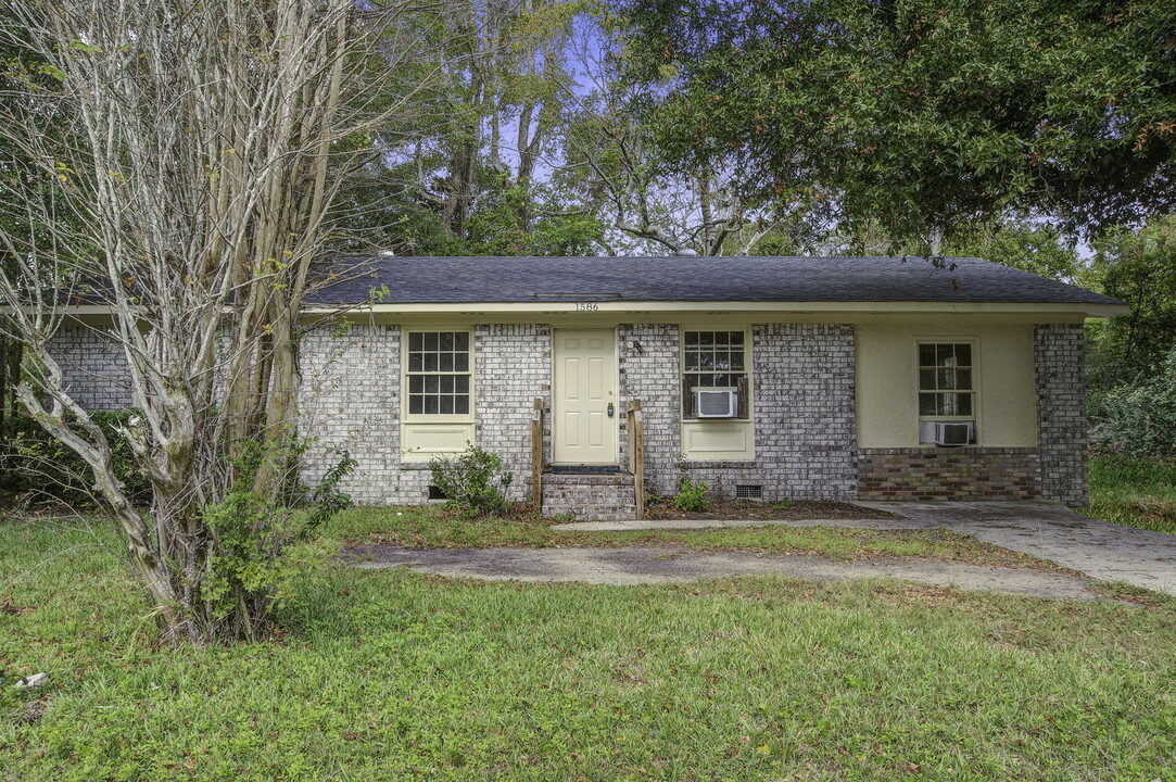 1586 Westwood Dr in Charleston, SC - Building Photo