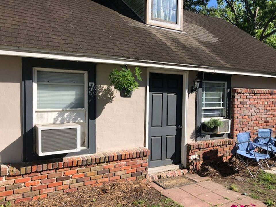 1921 English St in North Charleston, SC - Building Photo