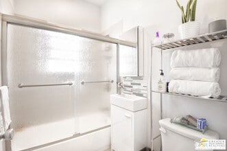 250 S Kenmore Ave in Los Angeles, CA - Building Photo - Building Photo