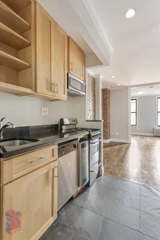 697 10th Ave, Unit 3FN in New York, NY - Foto de edificio - Building Photo