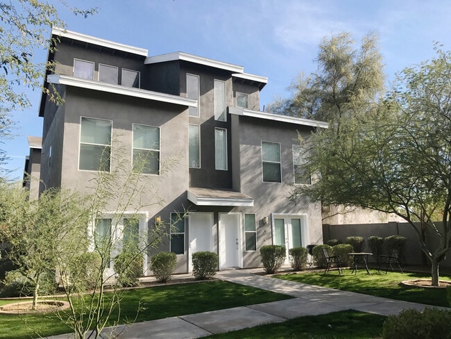 property at 1205 W Roosevelt St