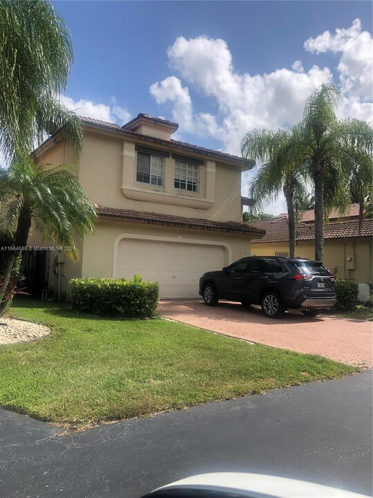 11272 NW 51st Terrace in Doral, FL - Foto de edificio