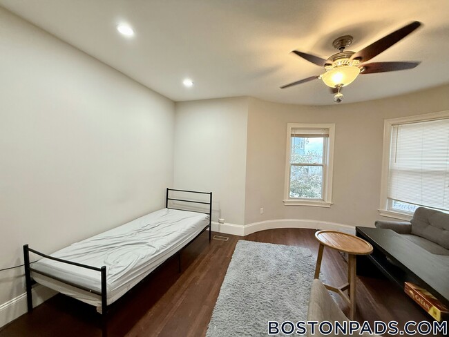 81 Hillside St, Unit 1 in Boston, MA - Foto de edificio - Building Photo