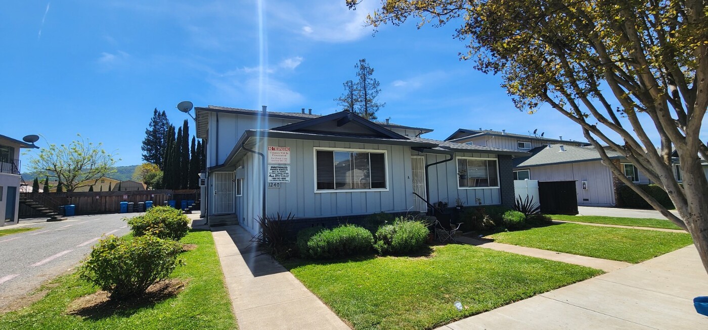 1240 Juniper Dr in Gilroy, CA - Building Photo