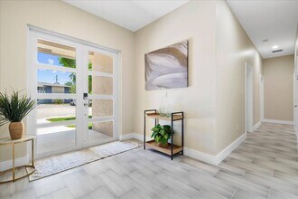 818 Foresteria Dr in West Palm Beach, FL - Foto de edificio - Building Photo