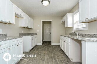 1505 Queen Elizabeth Dr in Locust Grove, GA - Foto de edificio - Building Photo