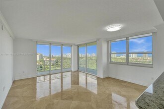 19501 W Country Club Dr in Aventura, FL - Building Photo - Building Photo