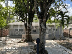 1389 SW 24th Ave in Fort Lauderdale, FL - Building Photo