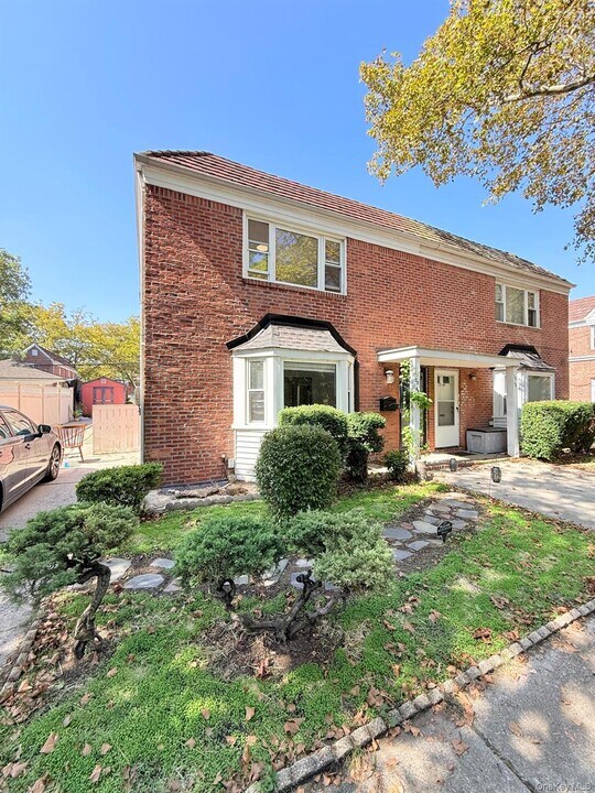 73-48 199th St in Queens, NY - Building Photo