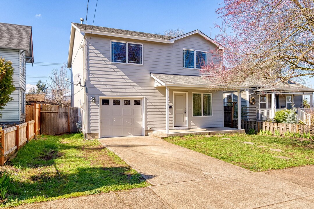 5649 SE 83rd Ave in Portland, OR - Building Photo