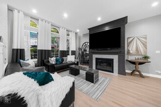 355 W Superior St in Chicago, IL - Foto de edificio - Building Photo