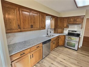 1121 NE Ridgeview Dr in Lee's Summit, MO - Foto de edificio - Building Photo