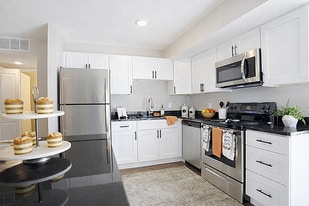 83 West in West Bloomfield, MI - Building Photo