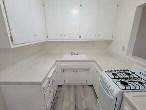 10917 Blix St, Unit 9 in North Hollywood, CA - Foto de edificio - Building Photo