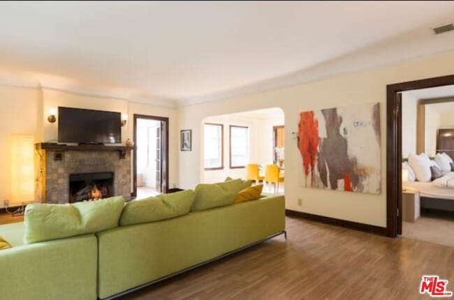 611 Beachwood Dr in Los Angeles, CA - Building Photo - Building Photo